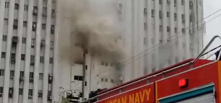 Fire Erupts in Multi-Storey Building on Karachi’s Shahrah-e-Faisal