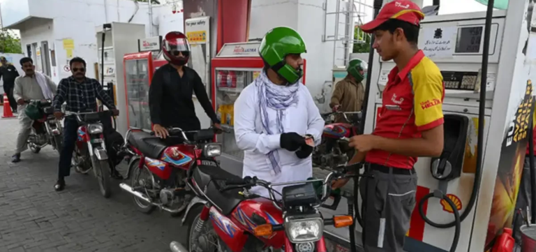Govt Lowers Petrol Price by Rs1.86 per Litre; Diesel Drops by Rs3.32